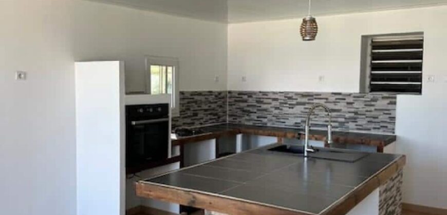En location une villa T5 de 90 m2 située dans l’un des plus anciens quartiers de Terre Sainte