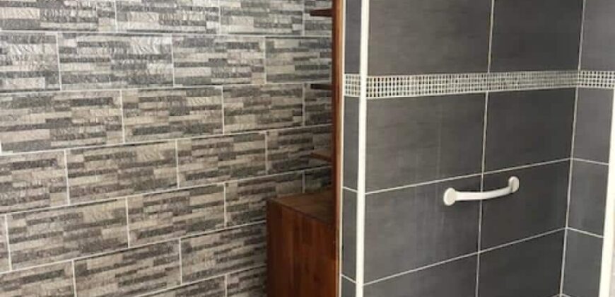 En location une villa T5 de 90 m2 située dans l’un des plus anciens quartiers de Terre Sainte