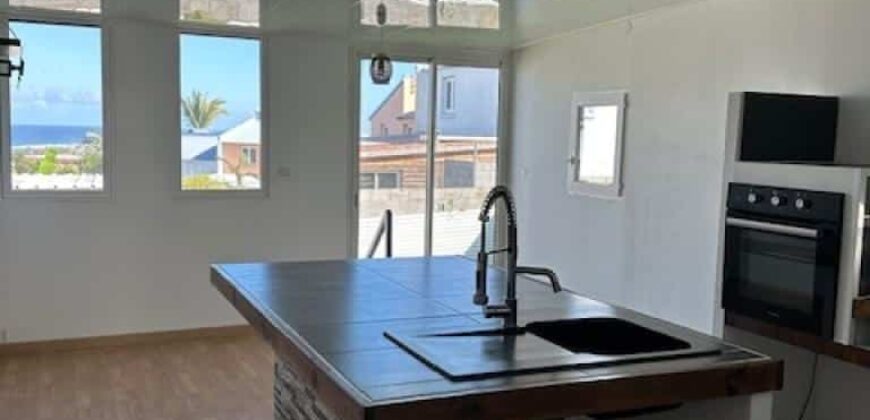 En location une villa T5 de 90 m2 située dans l’un des plus anciens quartiers de Terre Sainte