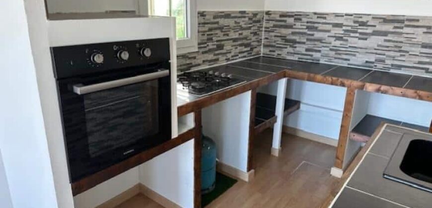 En location une villa T5 de 90 m2 située dans l’un des plus anciens quartiers de Terre Sainte