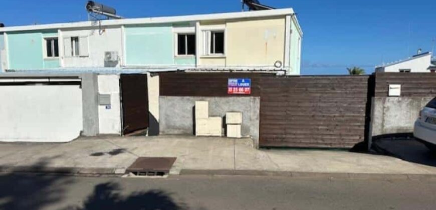 En location une villa T5 de 90 m2 située dans l’un des plus anciens quartiers de Terre Sainte
