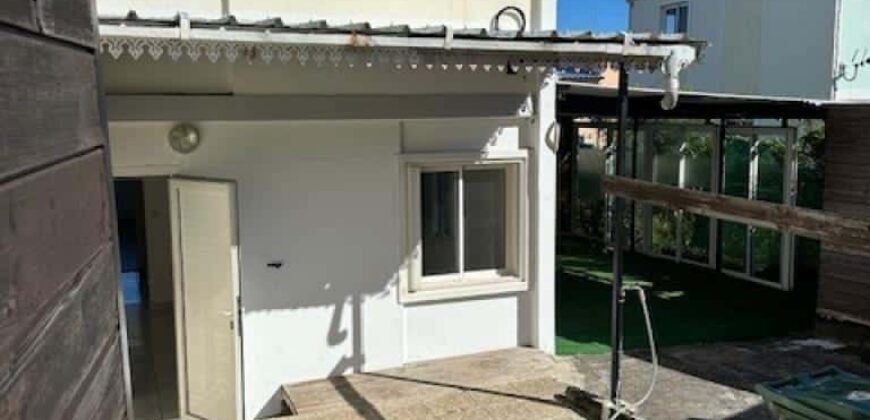 En location une villa T5 de 90 m2 située dans l’un des plus anciens quartiers de Terre Sainte
