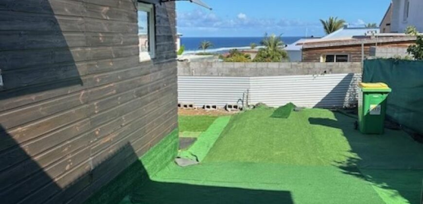 En location une villa T5 de 90 m2 située dans l’un des plus anciens quartiers de Terre Sainte