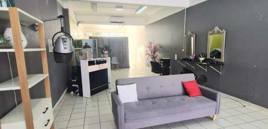 Location d’un local commercial de 80m2 avec parking au centre ville de Sainte Marie