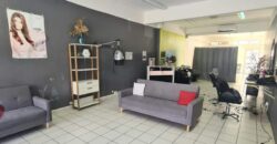 Location d’un local commercial de 80m2 avec parking au centre ville de Sainte Marie