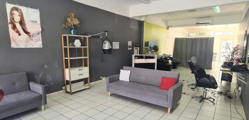 Location d’un local commercial de 80m2 avec parking au centre ville de Sainte Marie