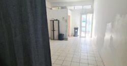 Location d’un local commercial de 80m2 avec parking au centre ville de Sainte Marie