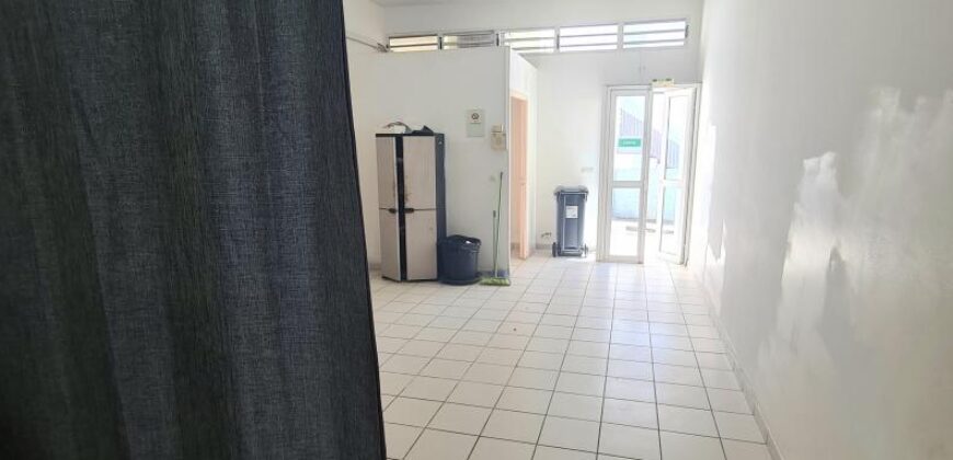 Location d’un local commercial de 80m2 avec parking au centre ville de Sainte Marie