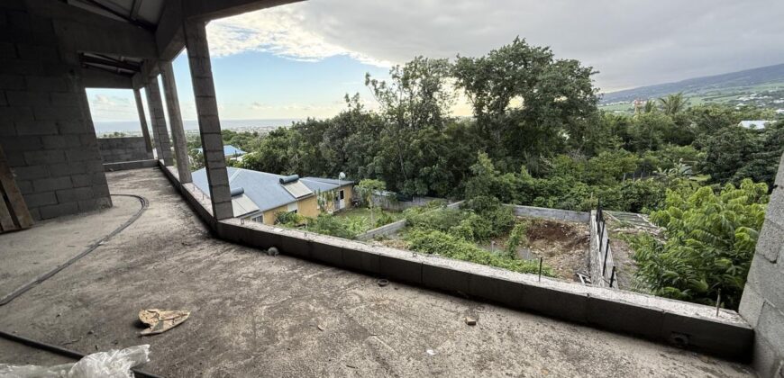 À vendre immeuble de 538 m2 à finaliser avec vue mer et montagne situé entre Saint Louis et La Rivière