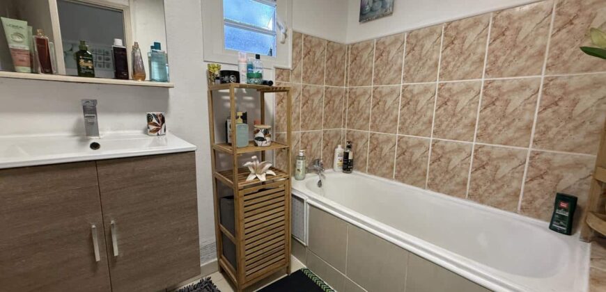 À vendre villa F4 rénovée de 110 m2 située dans un cadre paisible à Roche Maigre