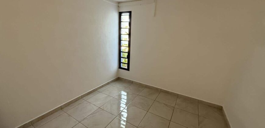 À vendre villa F4 rénovée de 110 m2 située dans un cadre paisible à Roche Maigre
