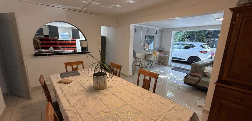 À vendre villa F4 rénovée de 110 m2 située dans un cadre paisible à Roche Maigre