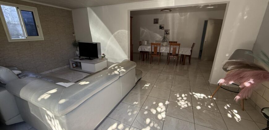 À vendre villa F4 rénovée de 110 m2 située dans un cadre paisible à Roche Maigre