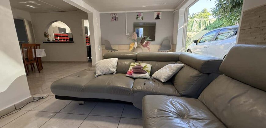 À vendre villa F4 rénovée de 110 m2 située dans un cadre paisible à Roche Maigre