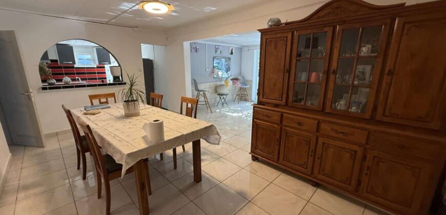 À vendre villa F4 rénovée de 110 m2 située dans un cadre paisible à Roche Maigre