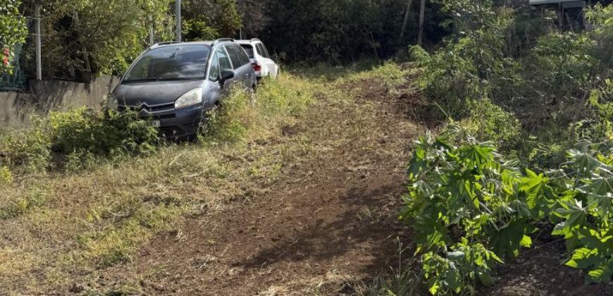 Vente d’une belle parcelle de terrain de 600m2 avec vue mer et montagne situé dans le secteur d’Etang Salé