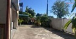 A vendre un local professionnel de 218m2 sur un vaste terrain de 395m2 situé au centre ville du Port