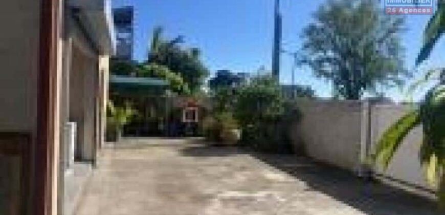A vendre un local professionnel de 218m2 sur un vaste terrain de 395m2 situé au centre ville du Port