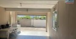 A vendre un local professionnel de 218m2 sur un vaste terrain de 395m2 situé au centre ville du Port