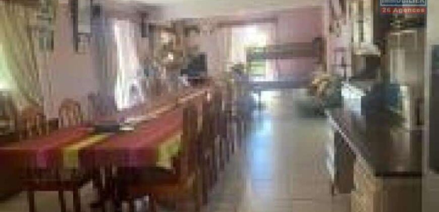 A vendre un local professionnel de 218m2 sur un vaste terrain de 395m2 situé au centre ville du Port
