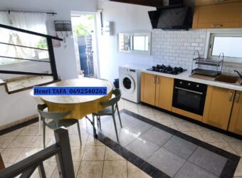 À louer agréable appartement de type F2/F3 de 62.47 m2 situe dans le secteur de Vincendo