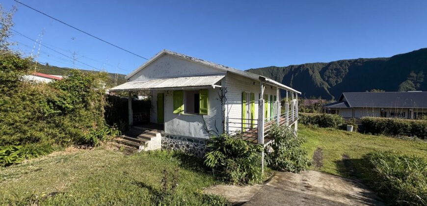 A vendre une villa F5 avec garage sur un vaste terrain de plus de 2000m2 à Plaines des Palmistes