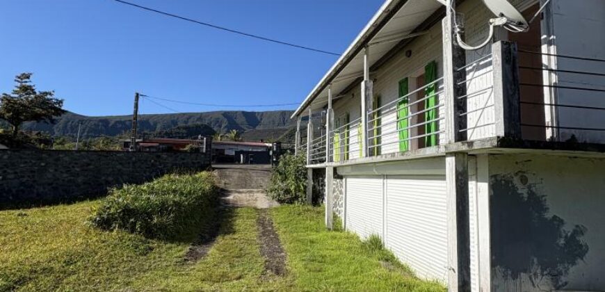 A vendre une villa F5 avec garage sur un vaste terrain de plus de 2000m2 à Plaines des Palmistes