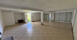 A vendre une villa F5 avec garage sur un vaste terrain de plus de 2000m2 à Plaines des Palmistes