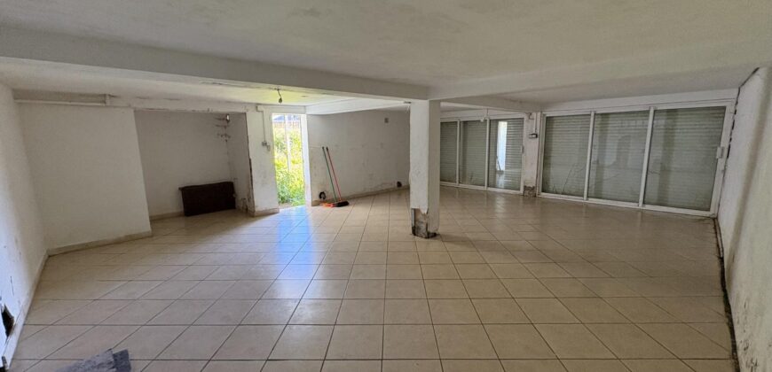 A vendre une villa F5 avec garage sur un vaste terrain de plus de 2000m2 à Plaines des Palmistes