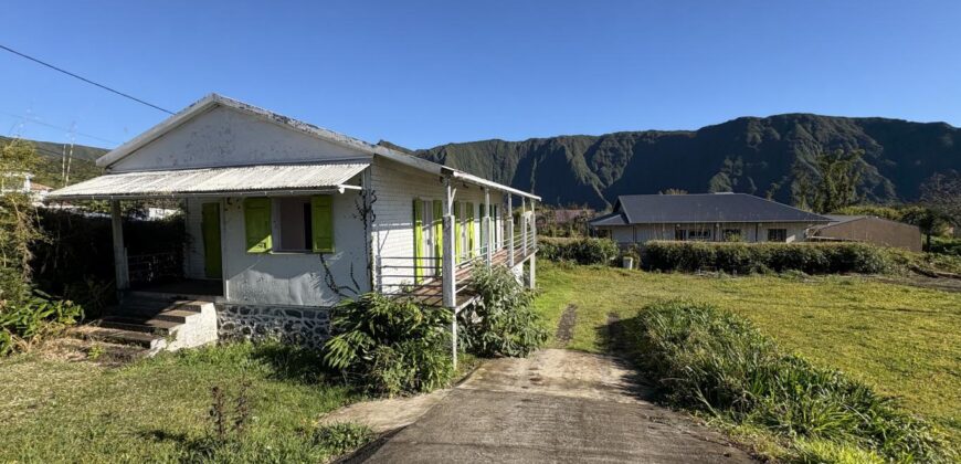 A vendre une villa F5 avec garage sur un vaste terrain de plus de 2000m2 à Plaines des Palmistes