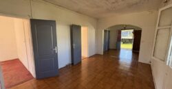 A vendre une villa F5 avec garage sur un vaste terrain de plus de 2000m2 à Plaines des Palmistes