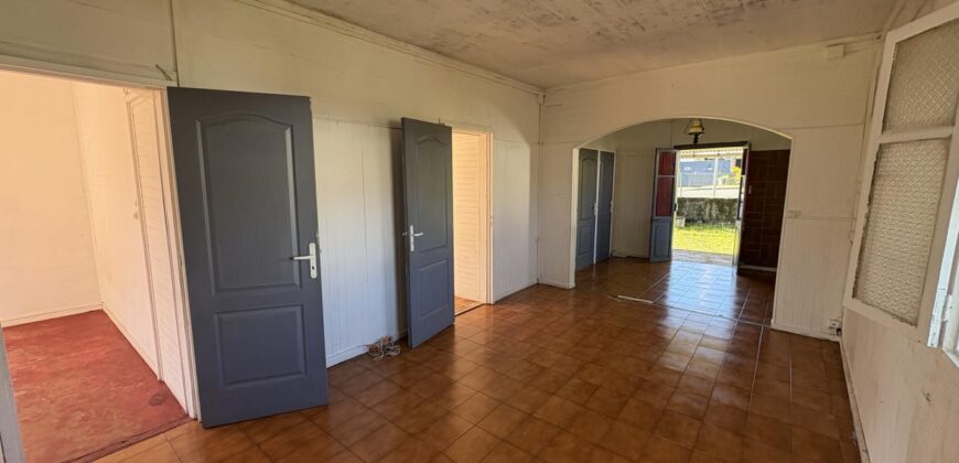 A vendre une villa F5 avec garage sur un vaste terrain de plus de 2000m2 à Plaines des Palmistes