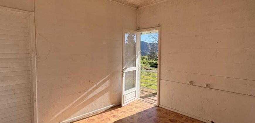 A vendre une villa F5 avec garage sur un vaste terrain de plus de 2000m2 à Plaines des Palmistes