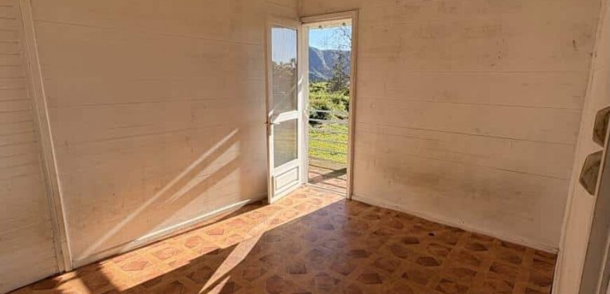 A vendre une villa F5 avec garage sur un vaste terrain de plus de 2000m2 à Plaines des Palmistes