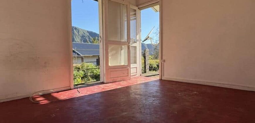 A vendre une villa F5 avec garage sur un vaste terrain de plus de 2000m2 à Plaines des Palmistes