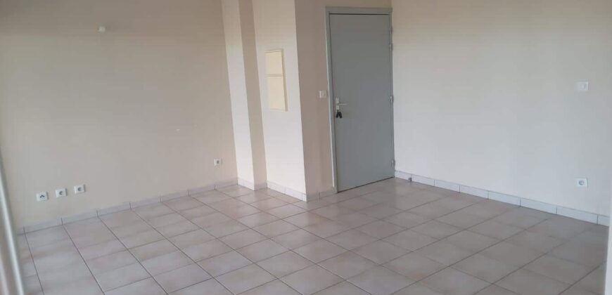 A vendre un appartement T3 sur un terrain de 249m2 situé à Bois de Nèfles- Saint Paul