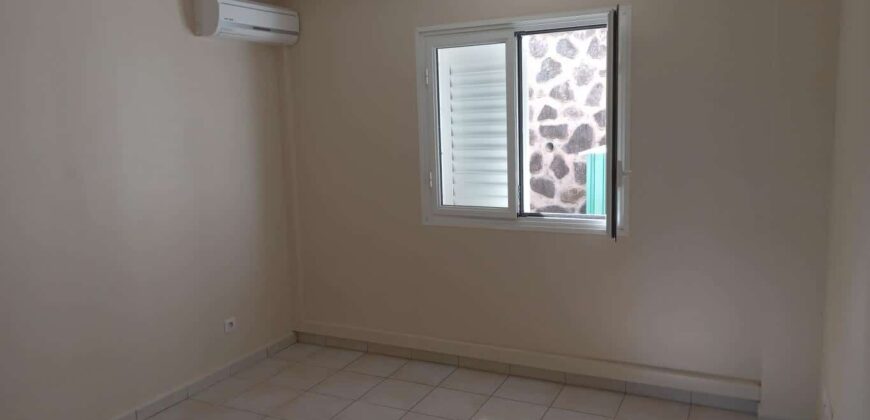 A vendre un appartement T3 sur un terrain de 249m2 situé à Bois de Nèfles- Saint Paul