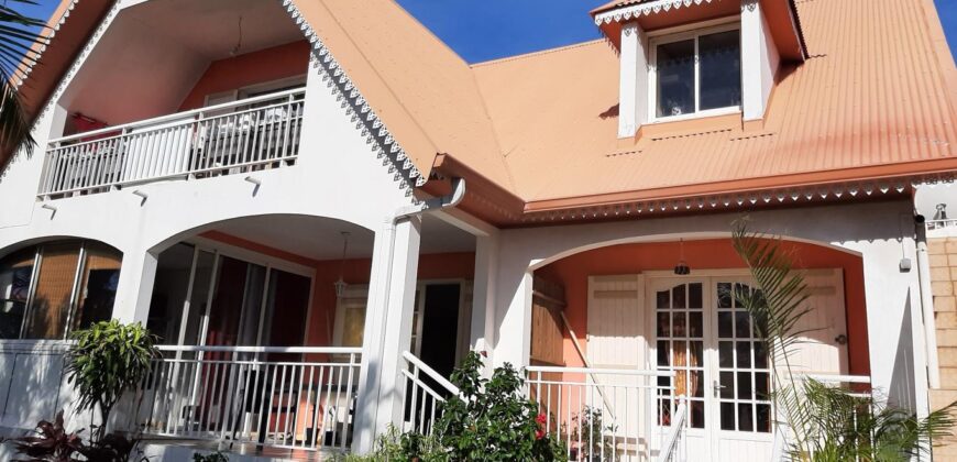 À vendre ensemble immobilier sur 3 niveaux sur une parcelle de 533m2 situé en plein centre-ville de Saint Joseph