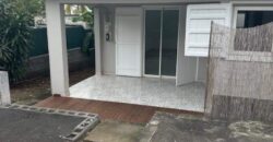 À louer une villa T4 de plain-pied de 100 m2 située au début de la de Condé à Ravine des Cabris