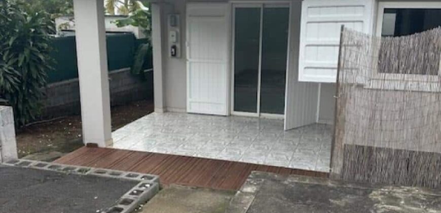À louer une villa T4 de plain-pied de 100 m2 située au début de la de Condé à Ravine des Cabris