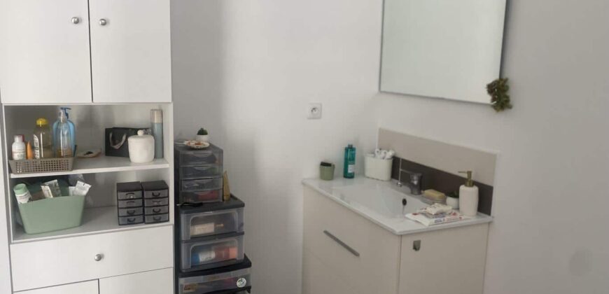 A vendre un appartement T2 de 38m2 avec varangue situé au centre ville de la Possession