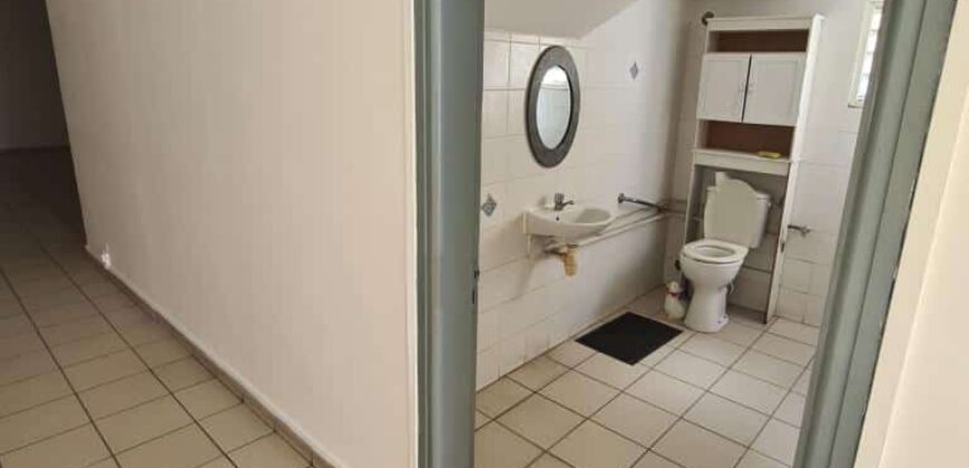 A louer grand local commercial/professionnel d’environ 80m2 au centre ville de Sainte Marie
