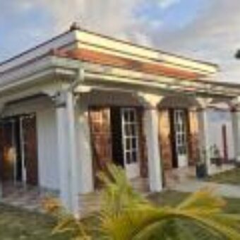 A vendre une agréable villa de plain-pied sur un beau terrain paysagé proche de la plage à Saint-André