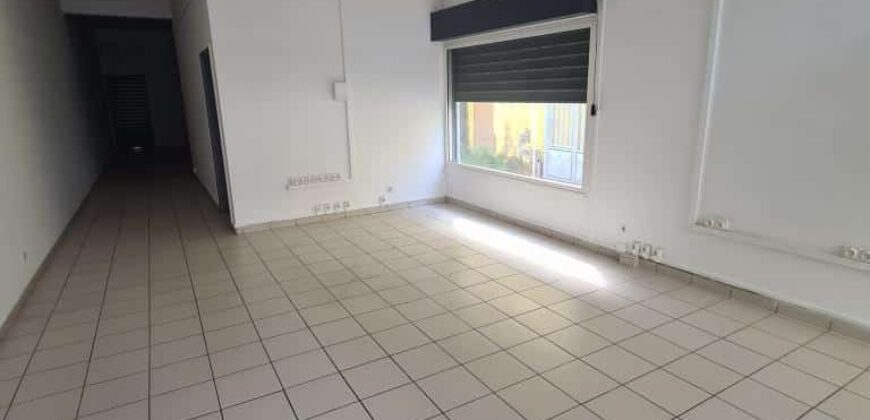 A louer grand local commercial/professionnel d’environ 80m2 au centre ville de Sainte Marie