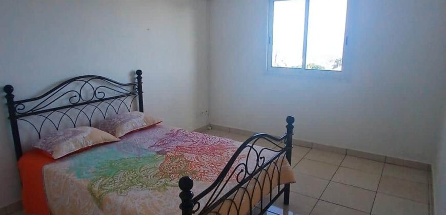 A louer appartement F3+ avec cour à l’Éperon dans les hauteurs de Saint-Gilles Les Hauts