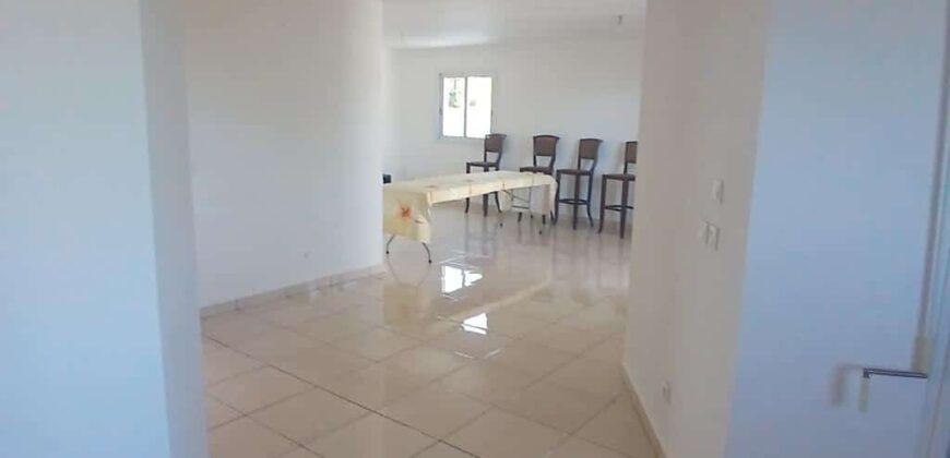 A louer appartement F3+ avec cour à l’Éperon dans les hauteurs de Saint-Gilles Les Hauts