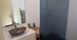 En location une charmante villa à étage de type F4 de 121 m2 avec piscine située sur le Port