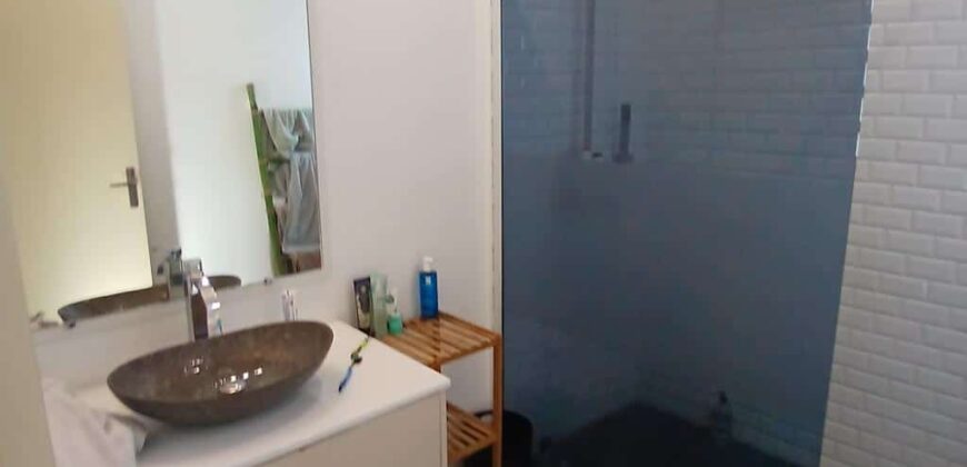 En location une charmante villa à étage de type F4 de 121 m2 avec piscine située sur le Port