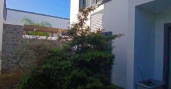 En location une charmante villa à étage de type F4 de 121 m2 avec piscine située sur le Port