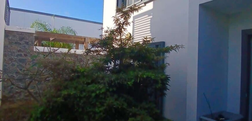 En location une charmante villa à étage de type F4 de 121 m2 avec piscine située sur le Port